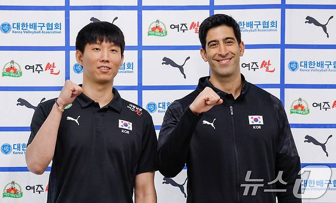 남자 배구 국가대표팀 주장 황택의(왼쪽부터)와 이사나예 라미레스(Issanaye Ramires) 감독이 20일 오후 서울 송파구 올림픽회관에서 2026년 한국 남녀 배구 국가대표팀 기자회견에 앞서 파이팅을 외치고 있다. 2026.5.20 ⓒ 뉴스1 안은나 기자