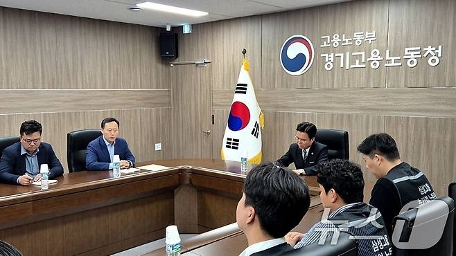 김영훈 고용노동부 장관이 20일 경기 수원 고용노동부 경기고용노동청에서 삼성전자 노사간 추가 교섭을 주재하고 있다. (고용노동부 제공. 재판매 및 DB금지) 2026.5.20 ⓒ 뉴스1