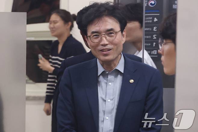 권창준 고용노동부 차관이 20일 경기 수원시 장안구 경기지방고용노동청에서 김영훈 고용노동부 장관 주재로 재개된 삼성전자 노사 교섭장으로 들어가고 있다. (공동취재) 2026.5.20 ⓒ 뉴스1 김영운 기자