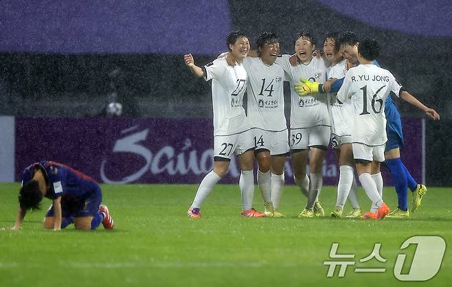 20일 오후 경기도 수원시 장안구 경수대로 수원종합운동장에서 열린 2025-2026 아시아축구연맹(AFC) 여자 챔피언스리그(AWCL) 4강 수원FC 위민과 북한 내고향여자축구단의 경기에서 2대1로 승리한 내고향여자축구단 선수들이 기쁨을 나누고 있다. 내고향축구단은 북한의 소비재 기업인 '내고향'이 지난 2013년 창단, 국제축구연맹(FIFA) 랭킹 10위에 오를 정도로 세계에서 실력을 인정받고 있는 강팀이다. 2026.5.20 ⓒ 뉴스1 박정호 기자