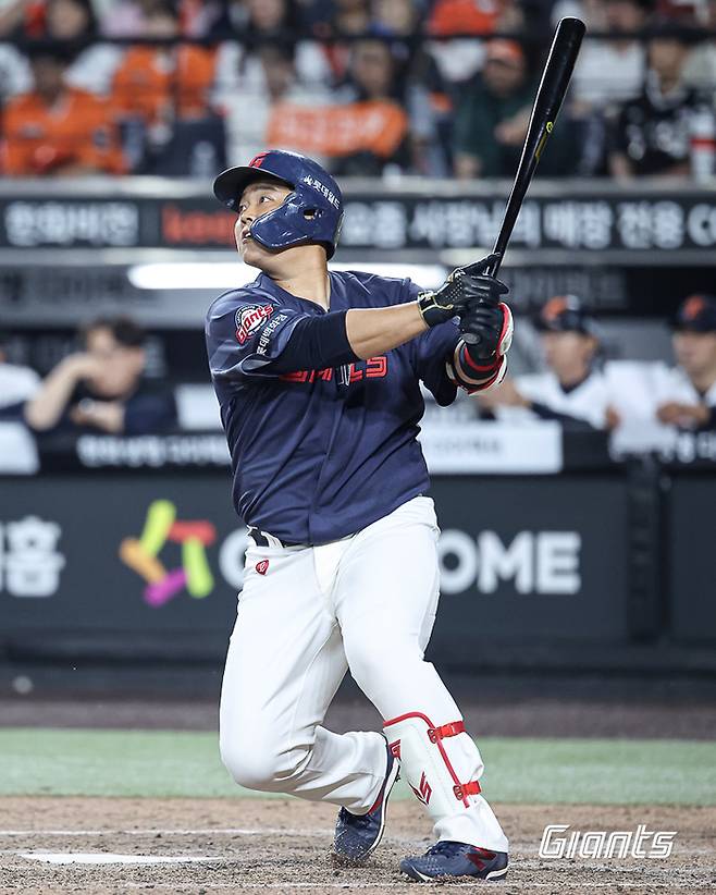 롯데 한동희가 19일 대전 한화생명 볼파크에서 열린 2026 KBO리그 정규시즌 한화전에서 8회초 동점 솔로 홈런을 때리고 있다. 사진 | 롯데 자이언츠