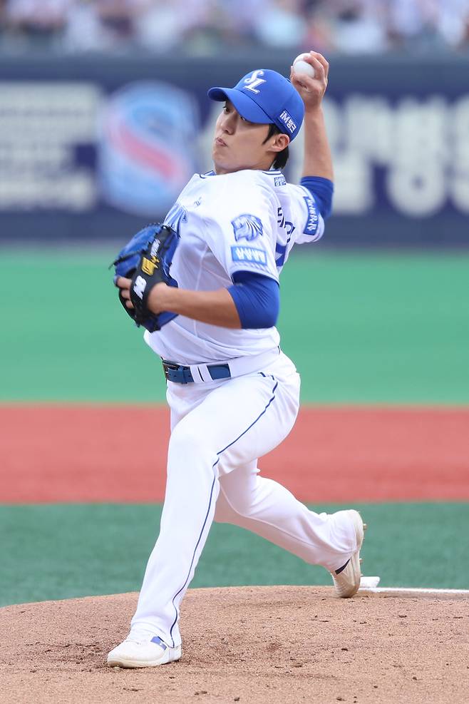 삼성 원태인이 19일 포항구장에서 열린 2026 KBO리그 정규시즌 KT와 경기에 선발로 나서 힘차게 공을 던지고 있다. 사진 | 삼성 라이온즈