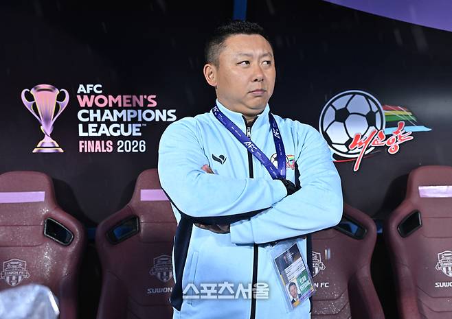 북한 내고향여자축구단 리유일 감독이 20일 수원종합운동장에서 열린 2025~2026 아시아축구연맹(AFC) 여자 챔피언스리그(AWCL) 4강전 수원FC 위민과 경기 전 그라운드를 응시하고 있다.  2026. 5. 20. 수원 | 최승섭기자 thunder@sportsseoul.com