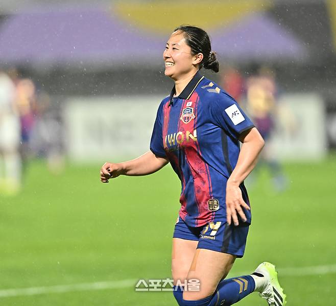 수원FC 위민 하루히가 20일 수원종합운동장에서 열린 2025~2026 아시아축구연맹(AFC) 여자 챔피언스리그(AWCL) 4강전 북한 내고향여자축구단과 경기에서 골을 넣은 후 환호하고 있다.  2026. 5. 20. 수원 | 최승섭기자 thunder@sportsseoul.com
