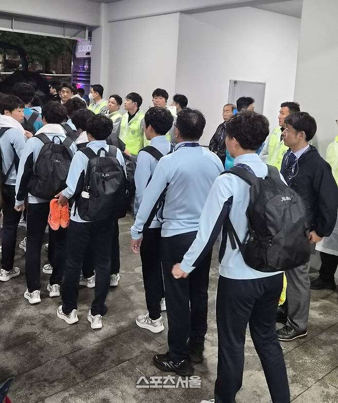 믹스트존을 빠져 나가는 내고향여자축구단. 사진 | 수원=박준범기자
