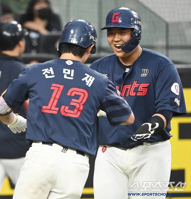 19일 대전한화생명볼파크에서 열린 롯데와 한화의 경기. 2회초 2사 1루 롯데 전민재가 역전 2점홈런을 치고 한동희와 기쁨을 나누고 있다. 대전=허상욱 기자wook@sportschosun.com/2026.05.19/