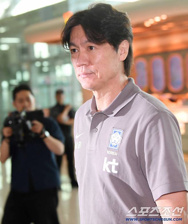 2026북중미 월드컵에 출전하는 A대표팀 본진이 18일 오후 인천국제공항 제2터미널을 통해 출국했다. 홍명보 감독과 선수들이 출국장으로 향하고 있다. 인천공항=정재근 기자 cjg@sportschosun.com/2026.5.18