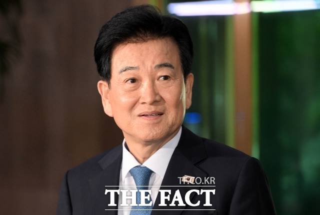 통일부가 이재명 정부 첫 통일백서에 남북을 '사실상의 두 국가'로 명시해 논란이 일고 있다. 역대 통일백서에 남북이 사실상의 두 국가로 적힌 건 이번이 처음이다. 통일부는 논란이 확산하자 19일 두 차례 해명에 나섰다. 사진은 정동영 통일부 장관. /임영무 기자