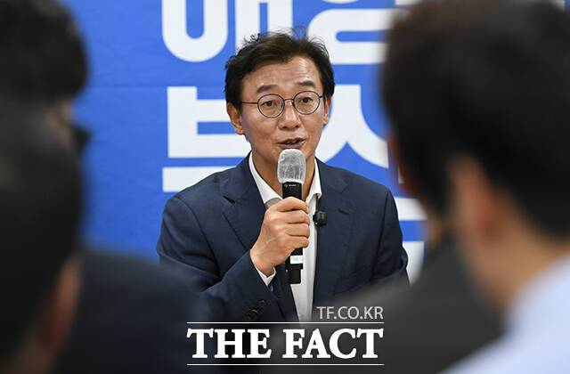 발언하는 전 후보.