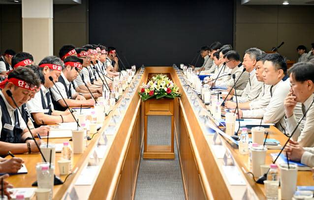 현대자동차 노사 관계자들이 지난 5월 현대차 울산공장 본관 동행룸에서 '2026년 임금 및 단체협상 교섭 상견례'를 하고 있다.  (사진=현대자동차)