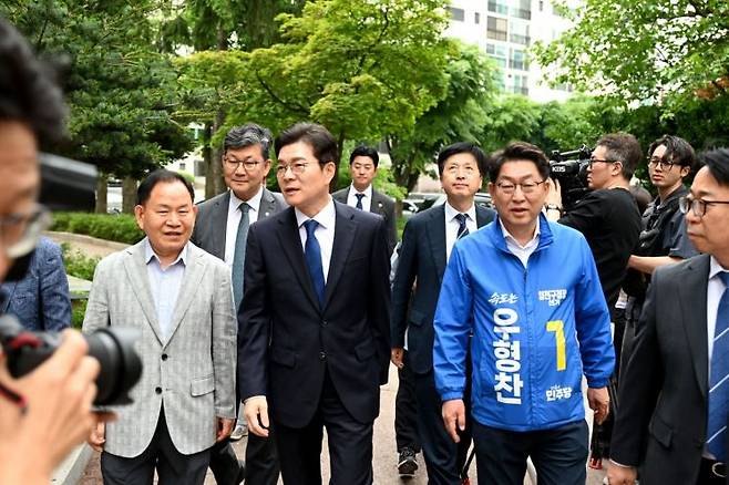 정원오 서울시장 후보(왼쪽)와 우형찬 양천구청장 후보가 주민 대표들과 함께 재건축이 진행 중인 목동아파트 6단지 일대를 둘러보고 있다. 선거사무소 제공.