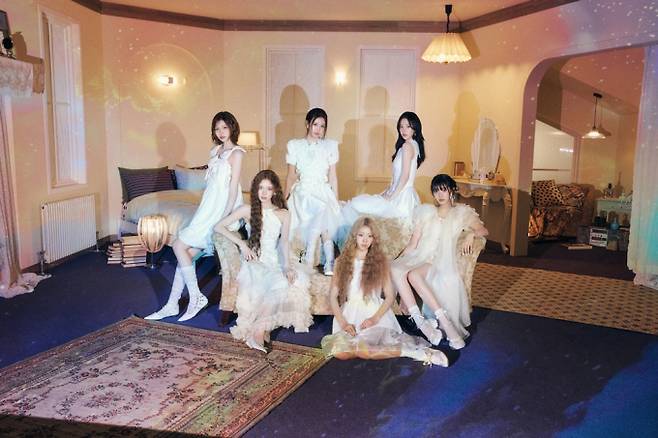 The group izna has begun full-scale preparations for their comeback by releasing the first concept photos for their third mini-album, Love All. In the released photos, the members exude a mysterious atmosphere, appearing as if they are lost in deep daydreams within a room, raising anticipation for the new album.This album marks their first new release in approximately eight months since their second mini-album, Not Just Pretty, which was released last September. izna plans to capture the story of finding their own rhythm, rather than adhering to the standards of others, in this album.With every comeback, izna has been garnering attention from global fans by attempting fresh transformations in their music and performances. In particular, this album is attracting interest from fans by previewing a so-called power dreamy performance.The third mini-album, Love All, will be released on major music streaming sites on June 8 at 6 PM. A showcase commemorating the release is scheduled to be held at Blue Square Hall in Yongsan-gu, Seoul, at 8 PM on the same day.