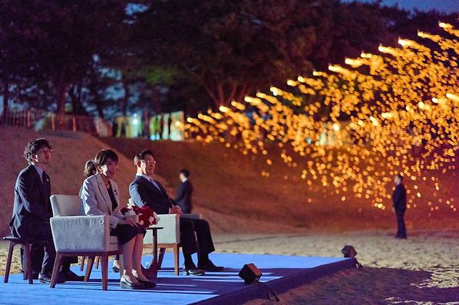 이재명 대통령과 다카이치 사나에 일본 총리가 19일 경북 안동에서 열린 친교행사에서 하회선유줄불놀이를 관람하고 있다. ⓒ뉴시스