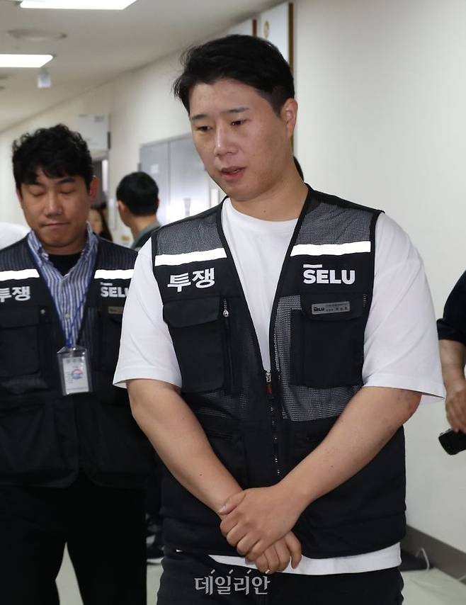 최승호 삼성그룹 초기업노동조합 삼성전자지부 위원장이 20일 정부세종청사 중앙노동위원회에서 사후조정 회의를 앞두고 입장을 밝힌 뒤 협상장으로 되돌아 가고 있다. ⓒ뉴시스