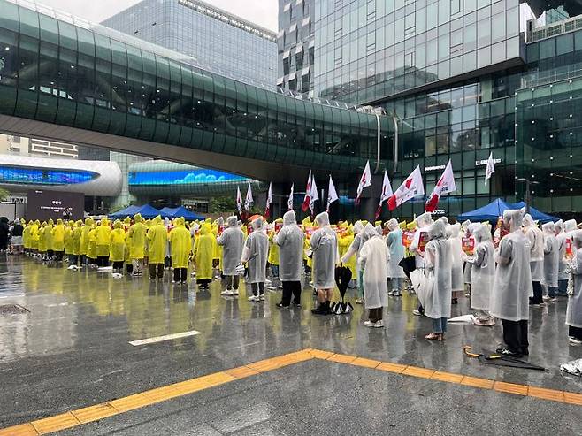 전국화학섬유식품산업노동조합 카카오지회 조합원들이 20일 경기도 성남시 판교역 광장에서 열린 '2026 임단협 승리 결의대회'에 참여했다.ⓒ데일리안 이주은 기자