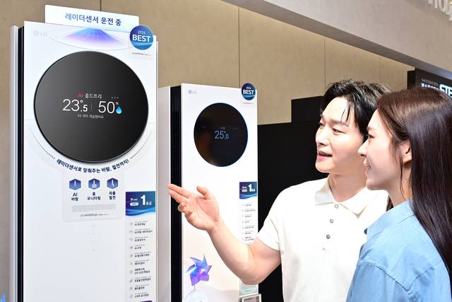 고객이 LG전자 매장에서 2026년형 신제품의 AI 기능에 대해 설명을 듣고 있다. LG전자 제공