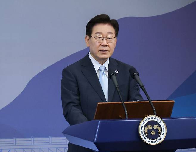 이재명 대통령이 19일 경북 안동의 한 호텔에서 다카이치 사나에 일본 총리와 공동언론발표를 하고 있다. 뉴스1