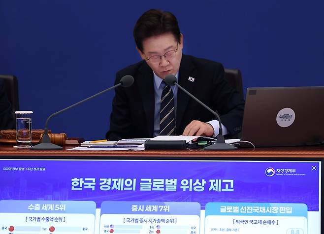 이재명 대통령이 20일 청와대에서 열린 제22회 국무회의 겸 제9차 비상경제점검회의에서 부처 성과보고를 듣고 있다. 2026.5.20 (ⓒ뉴스1, 무단 전재-재배포 금지)