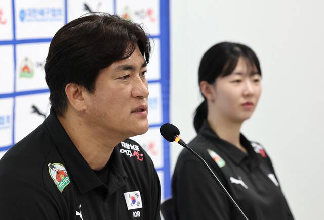 차상현 여자배구 대표팀 감독이 20일 서울 송파구 올림픽회관에서 열린 기자회견에서 취재진의 질문에 답변하고 있다. 연합뉴스