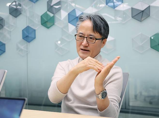 함일한 에이치에너지 대표가 서울 학동로 사무실에서 인터뷰를 하며 태양광 발전 플랫폼 '모햇'에 대해 설명하고 있다. 에이치에너지 제공