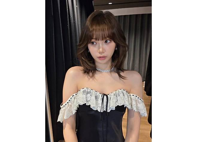 그룹 르세라핌 김채원이 목 통증으로 일부 스케줄에 불참한다. 김채원 SNS