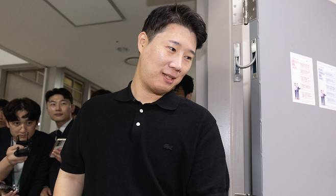 최승호 삼성그룹 초기업노조 삼성전자지부 위원장이 20일 정부세종청사 중앙노동위에서 막판 협상 중 회의장 밖에서 취재진의 질문을 받으며 협상장으로 들어가고 있다. 뉴시스