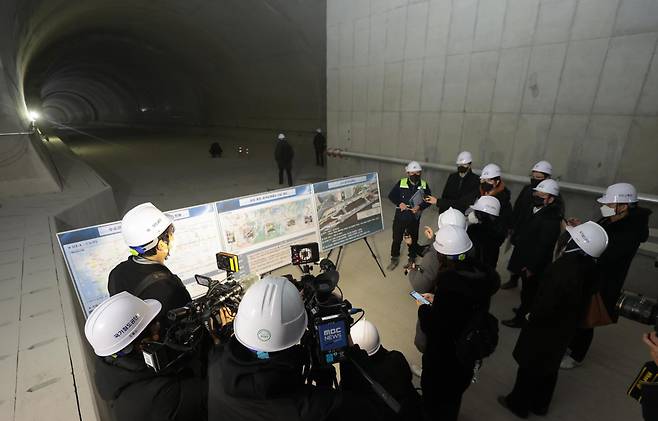 2022년 12월 29일 서울 강남구 수서역에서 삼성-동탄 광역급행철도(GTX-A) 터널 관통식에 앞서 취재진이 공사 현장을 찾아 관계자에게 설명을 듣고 있다. 연합뉴스