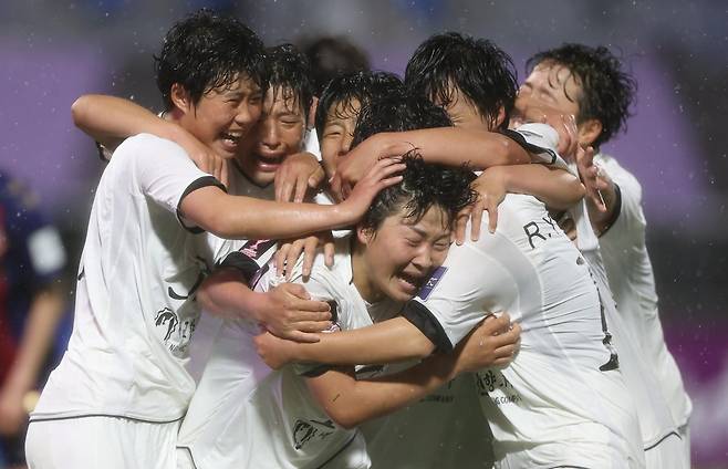 북한 내고향여자축구단의 김경영(가운데)이 20일 경기 수원종합운동장에서 열린 수원FC위민과의 2025~26시즌 아시아축구연맹(AFC) 여자 챔피언스리그(AWCL) 4강전에서 후반 팀의 역전골을 터뜨리고 동료들과 기뻐하고 있다. 뉴시스