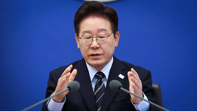 국무회의에서 발언하는 이재명 대통령