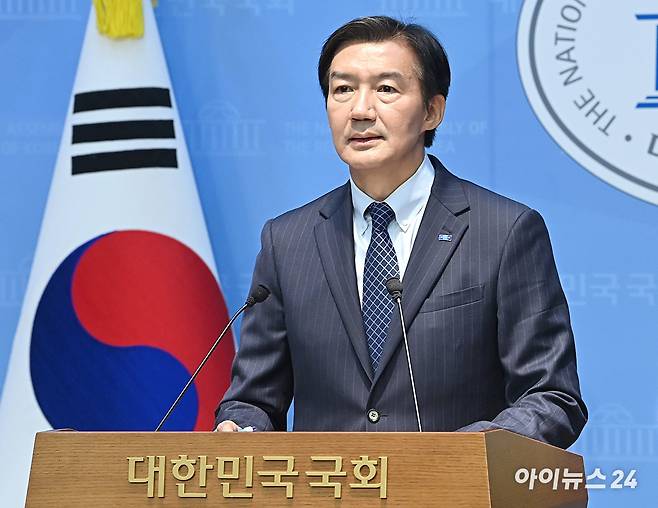 조국 조국혁신당 평택을 국회의원 후보가 20일 서울 여의도 국회 소통관에서 기자화견을 하고 있다. [사진=곽영래 기자]