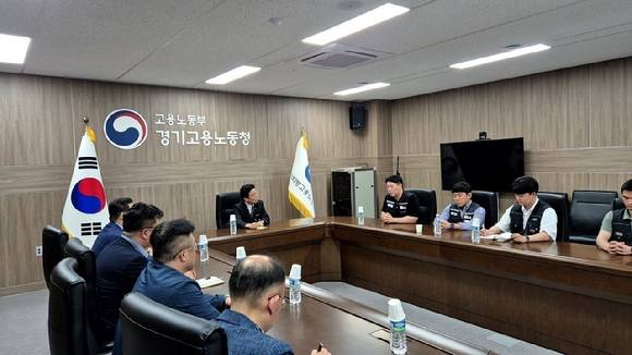 김영훈 고용노동부 장관(가운데)이 20일 수원 경기고용노동청에서 삼성전자 노사와 협상을 진행하고 있다. 왼쪽이 삼성전자 인사 담당 임원들, 오른쪽이 삼성전자 노조 관계자들. [사진=고용노동부]