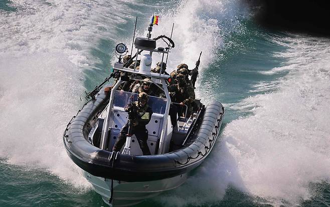 지난 18일 루마니아 남동부 콘스탄트나에서 열린 북대서양조약기구(NATO) '트로이 발자국 2026' 훈련에서 나토 특수부대원들이 고속정을 타고 작전을 수행하고 있다. AFP=연합뉴스
