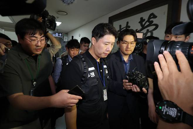 삼성그룹 초기업노동조합 삼성전자지부 최승호 위원장이 총파업 예고시점을 하루 앞둔 20일 정부세종청사 중앙노동위원회에서 노사협상 결렬에 따른 총파업 강행 입장을 밝힌 뒤 협상장을 떠나고 있다. 연합뉴스