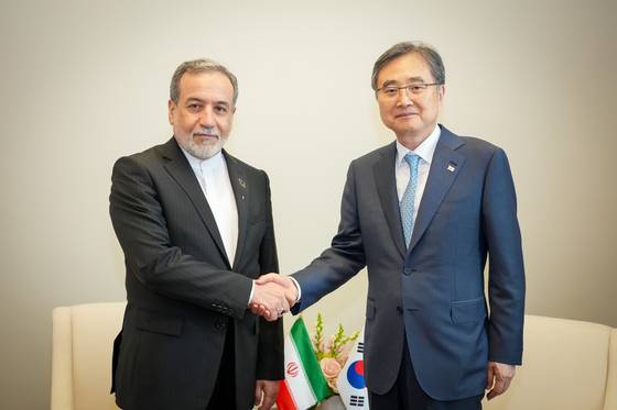 제80차 유엔총회 고위급 회기 참석 중인 조현 외교부 장관이 지난해 9월 25일(현지시간) 미국 뉴욕에서 세예드 압바스 아락치 이란 외교부 장관과 면담, 악수를 하며 기념촬영하고 있다. 연합뉴스