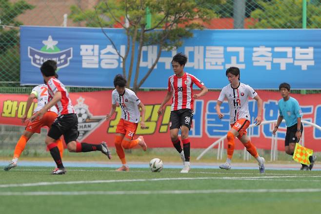 ▲ 강릉중앙고 김기범이 19일 강릉 강남축구공원1구장에서 열린 HR축구센터U18과 2026 금강대기 고등학교 U17 유스컵 16강에서 쐐기골을 터트리고 있다.  한규빈 기자