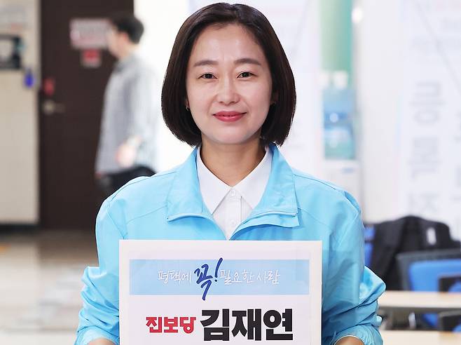 경기 평택을 국회의원 재선거에 출마하는 진보당 김재연 후보가 지난 14일 경기도 평택시선거관리위원회에서 후보 등록을 하고 있다. 연합뉴스