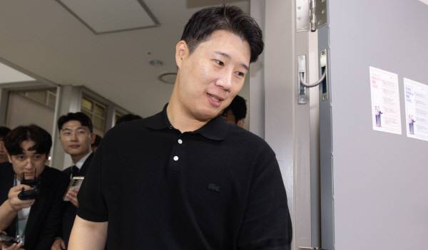 삼성그룹 초기업노동조합 삼성전자지부 최승호 위원장이 총파업 예고시점을 하루 앞둔 20일 정부세종청사 중앙노동위원회에서 열린 3차 사후조정 회의에 참석한 뒤 회의장을 나가고 있다. 연합뉴스