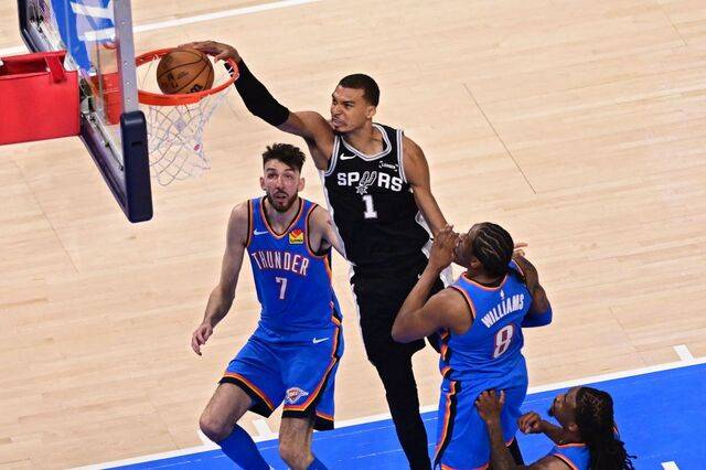 샌안토니오 스퍼스의 빅터 웸반야마가 19일(한국시간) 오클라호마시티 썬더와의 NBA 플레이오프 서부 콘퍼런스 결승 1차전에서 덩크슛을 하고 있다. AFP연합뉴스