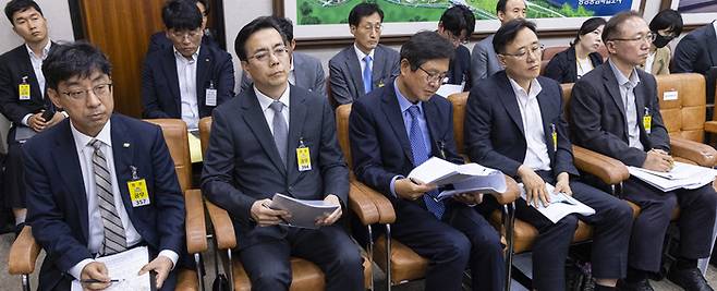 20일 국회 국토교통위원회에서 열린 GTX-A 삼성역 공사 현장 철근 누락 관련 현안 질의에 관계자들이 출석해 있다.
    (왼쪽부터) 이안호 국가철도공단 이사장, 이한우 현대건설 대표이사, 감리사인 삼안 대표이사, 임춘근 서울시 도시기반시설본부장, 진재섭 서울시 도시철도 국장. [연합뉴스]