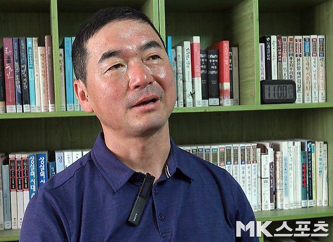 5월 20일 수원 FC 위민과 내고향여자축구단의 경기에서 공동 응원단 단장을 맡은 정욱식 평화네트워크 대표 겸 한겨레 평화연구소 소장. 사진=이근승 기자