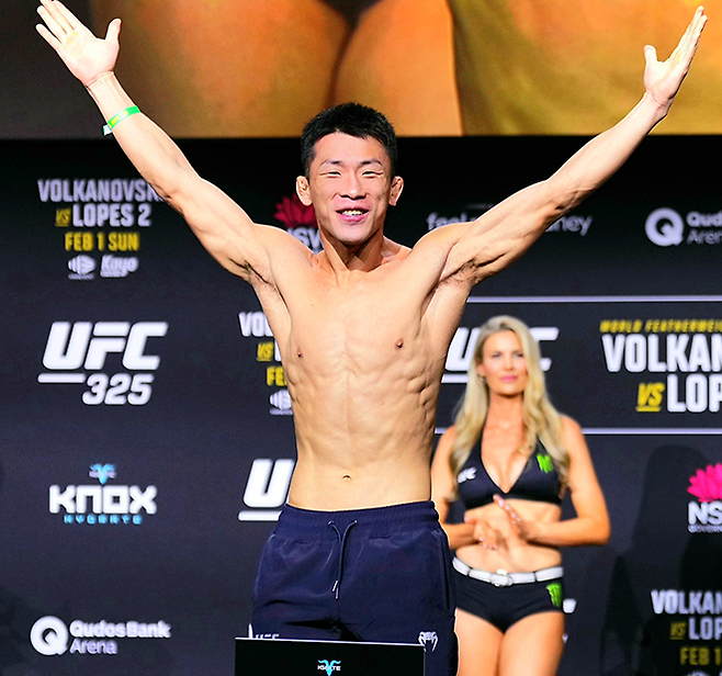‘피지컬: 100’ 김상욱이 2026년 1월 호주 시드니 Road to UFC 시즌4 라이트급 결승전 공개 계체 행사 촬영에 응하고 있다. 아시아 인재 발굴 프로젝트 RTU를 제패하면 UFC와 정식 계약을 한다. 사진=TKO