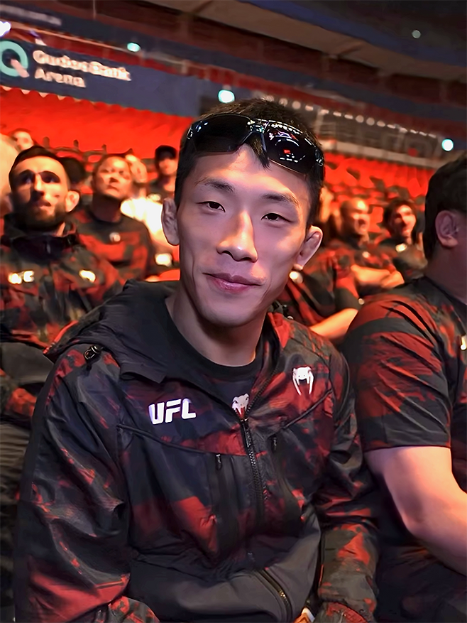 ‘피지컬: 100’ 김상욱이 2026년 1월 호주 시드니 슈퍼돔 Road to UFC 시즌4 라이트급 결승전 공개 계체 행사에 앞서 한국어 인터뷰를 하고 있다. 아시아 인재 발굴 프로젝트 RTU를 제패하면 UFC와 정식 계약을 한다. 사진=TKO
