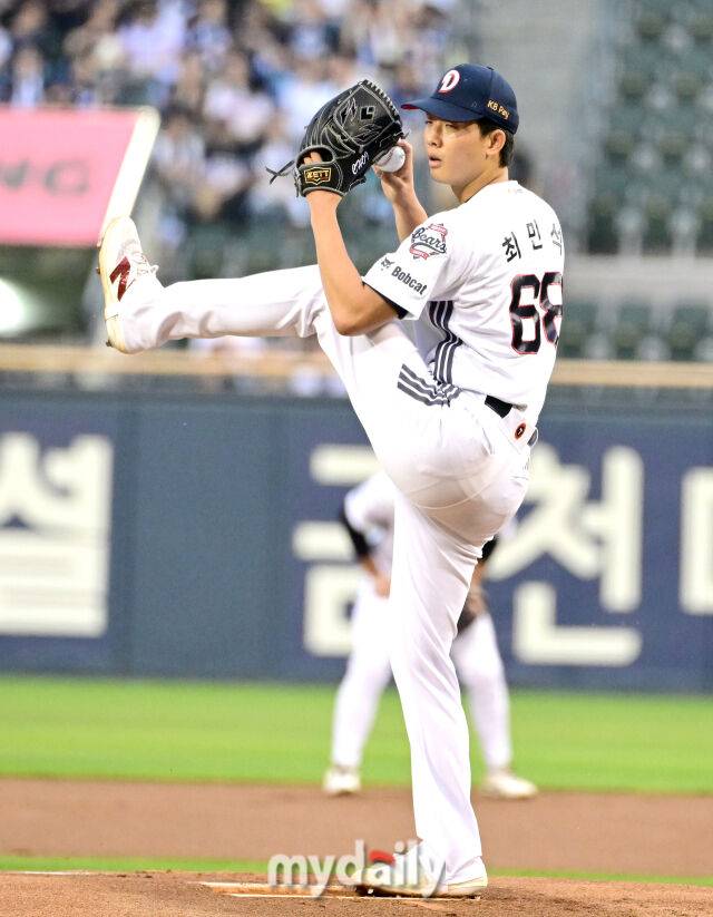 2026년 5월 19일 오후 서울 잠실구장에서 열린 '2026 신한 SOL KBO리그' NC 다이노스와 두산 베어스의 경기. 두산 선발투수 최민석이 역투하고 있다./잠실=유진형 기자