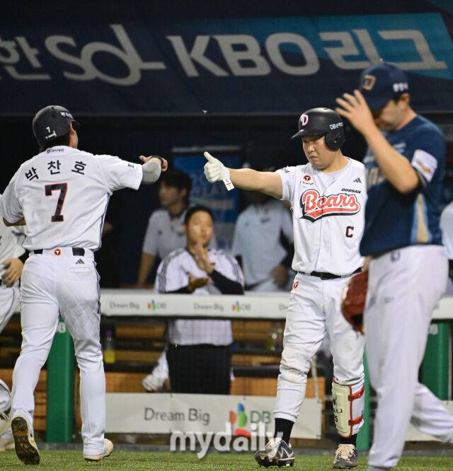 2026년 5월 19일 오후 서울 잠실구장에서 열린 '2026 신한 SOL KBO리그' NC 다이노스와 두산 베어스의 경기. 두산 양의지가 6회말 2사 1.2루서 카메론의 1타점 적시타 때 홈을 밟은 박찬호를 축하하고 있다./잠실=유진형 기자