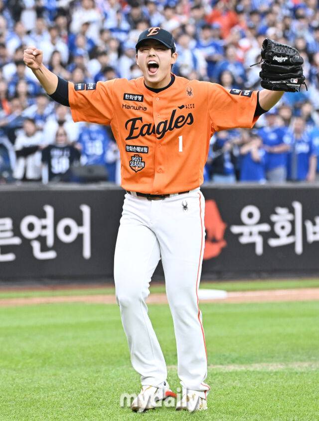 18일 오후 대전광역시 중구 대전 한화생명볼파크에서 진행된 '2025 프로야구 KBO리그 포스트시즌' 플레이오프(PO) 1차전 한화이글스와 삼성라이온즈의 경기. 한화 문동주가 7회초를 삼자범퇴로 막은 뒤 포효하고 있다./마이데일리
