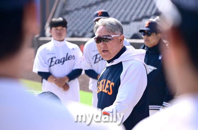 2026년 3월 28일 오후 대전 한화생명볼파크에서 ‘2026 신한 SOL KBO리그' 개막전 키움 히어로즈와 한화 이글스의 경기가 열렸다. 경기 전 한화 김경문 감독이 선수들과 이야기를 나누고 있다./마이데일리