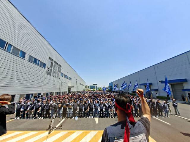 지난 18일 경북 김천 유니투스 김천공장에서 열린 현대모비스 구조개편 반대 전 조합원 총력 결의대회 모습. [금속노조 제공]
