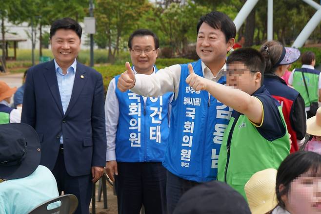 김용남 더불어민주당 후보가 지난 19일 경기 평택시 오성면 평택시농업생태원에서 시민과 사진을 찍고 있다. [김 후보 캠프 제공]