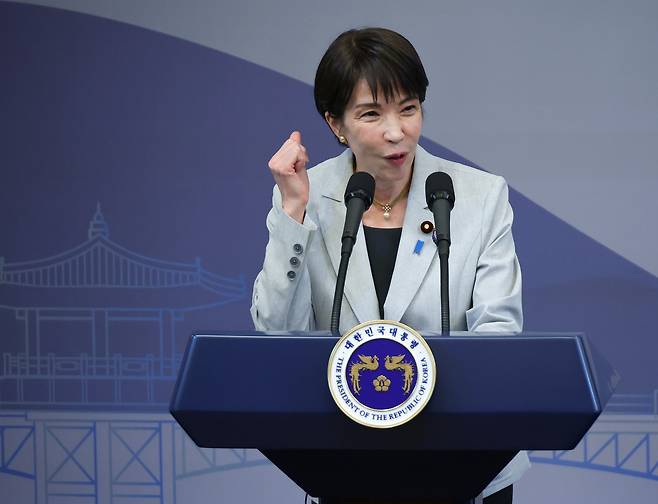 다카이치 사나에 일본 총리가 19일 경북 안동 한 호텔에서 이재명 대통령과 공동언론발표를 하고 있다. [연합]
