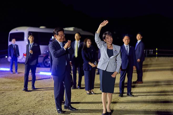 다카이치 사나에 일본 총리가 19일 이재명 대통령과 함께 선유줄불놀이 관람을 위해 경북 안동 하회마을을 방문해 시민들에게 인사하고 있다. [연합]
